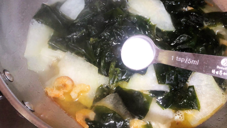 冬瓜海带汤,加盐调味,海带原本带着咸口,盐的量要酌情添加。