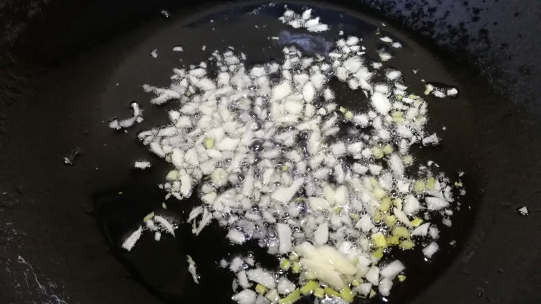 肉末蒸茄子,热锅凉油,放入蒜,姜末炒香。