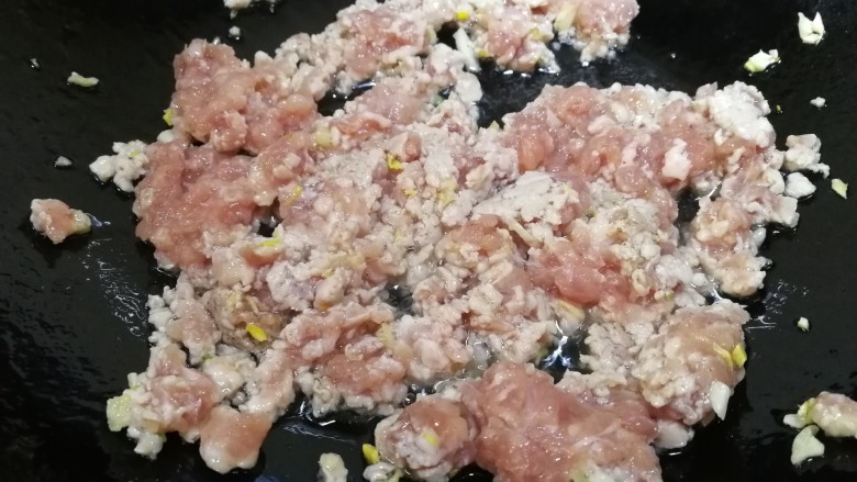 肉末蒸茄子,放入肉末,文火炒散。