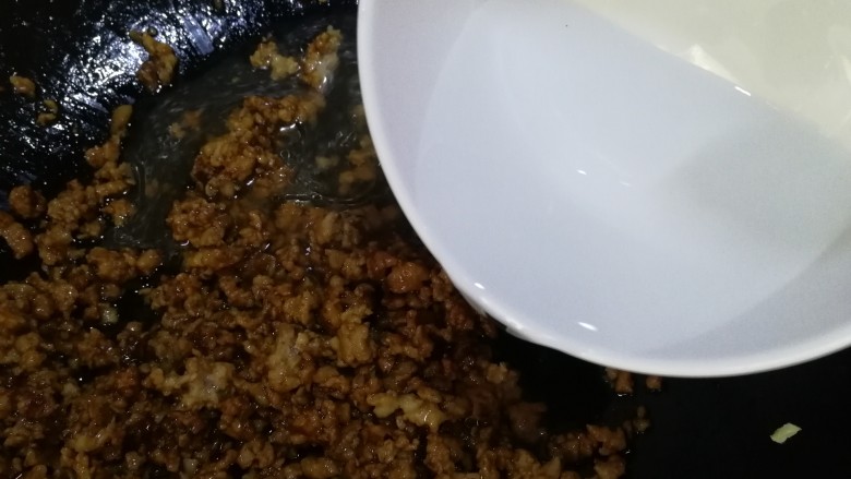 肉末蒸茄子,加半小碗开水,文火炒开。