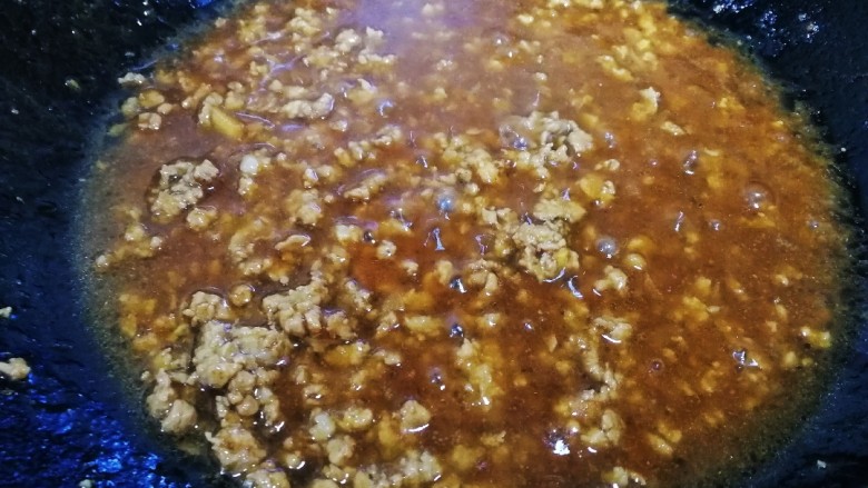 肉末蒸茄子,汤汁剩下一半,调一个水淀粉,倒入勾薄芡。