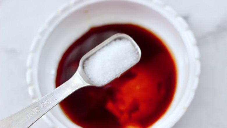 日式照烧豆腐,根据个人口味,加入适量的盐调味。