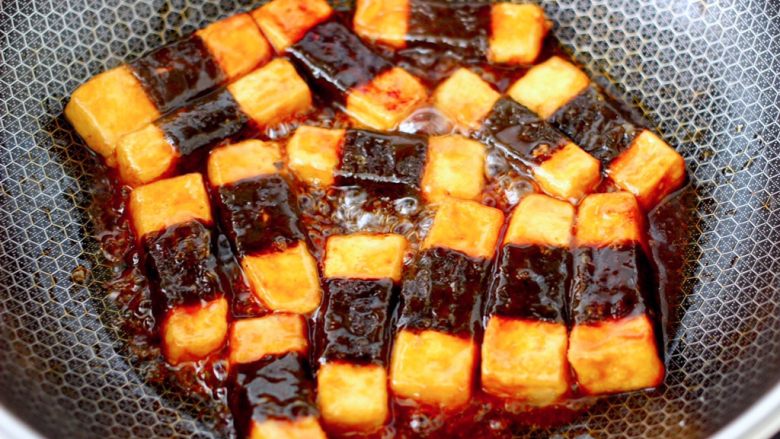 日式照烧豆腐,可以轻轻翻动一下豆腐,让豆腐裹满照烧汁,待酱汁变得浓稠。