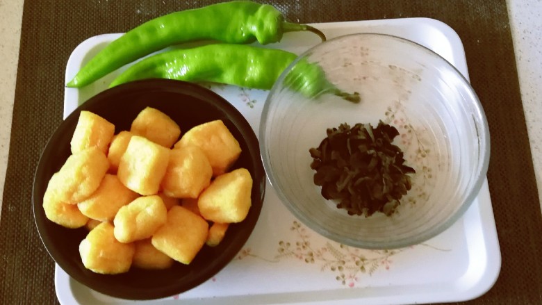 油豆腐炒青椒,食材准备好。