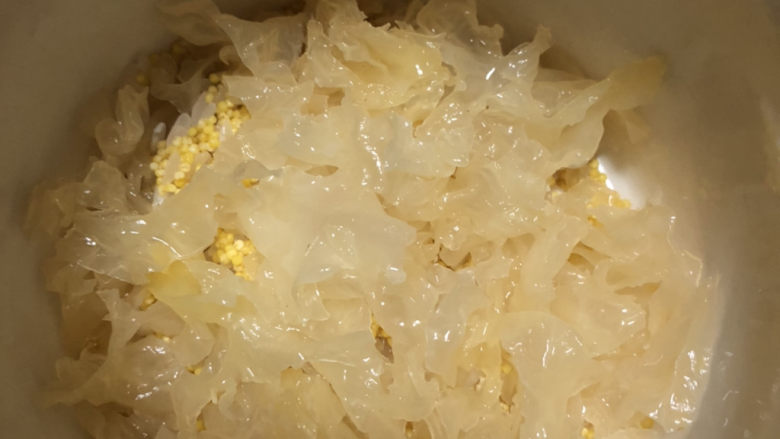 银耳小米粥,再放入银耳。