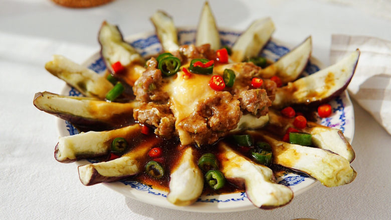 肉末蒸茄子,味道恬淡,肉馅与鸡蛋味道鲜美,茄子蘸取汤汁一起食用,又鲜美又有肉的香味,美极了