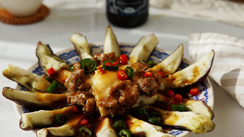 肉末蒸茄子,撒上青红辣椒圈,淋上汤汁