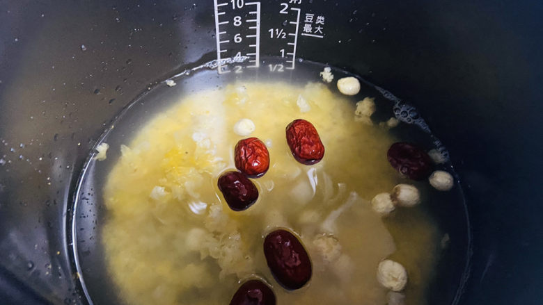 银耳小米粥,加入600ml热水,摁煮粥功能键约40分钟