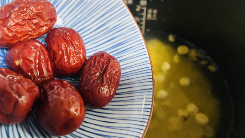 银耳小米粥,放入红枣