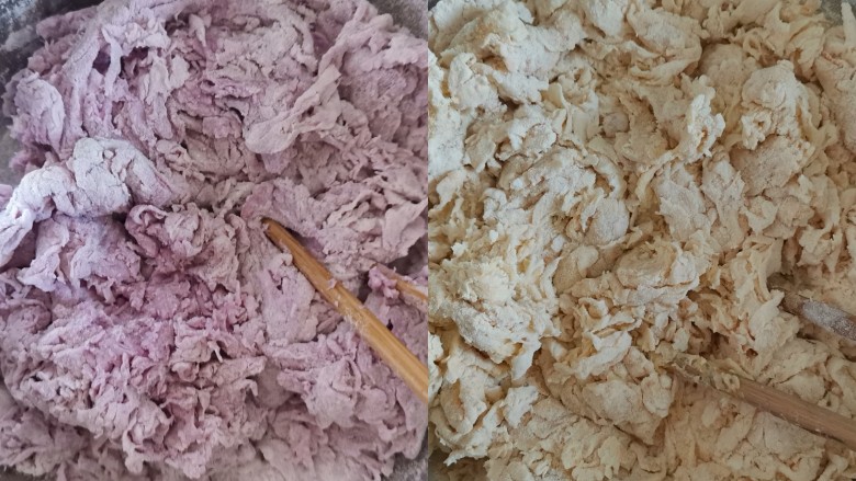 南瓜紫薯馒头,两份面粉分别加入酵母水,边加入水边用筷子搅拌至絮状
