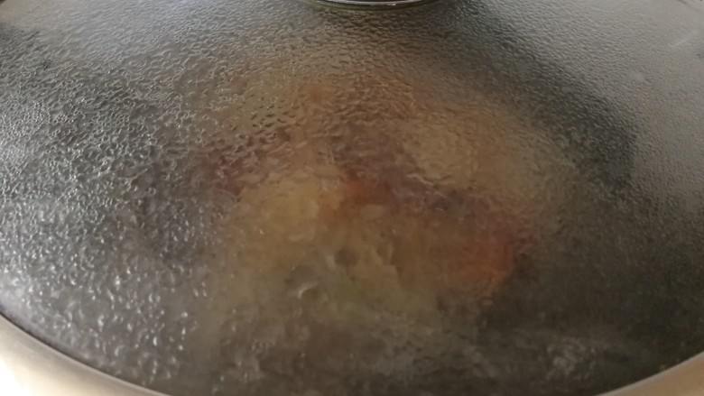 红烧土豆排骨,盖上盖子,中小火烧15分钟。