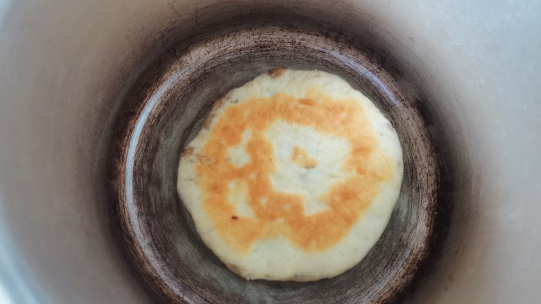 高压锅版的梅干菜肉烤饼,一面金黄翻另一面(和上步同样的方法)