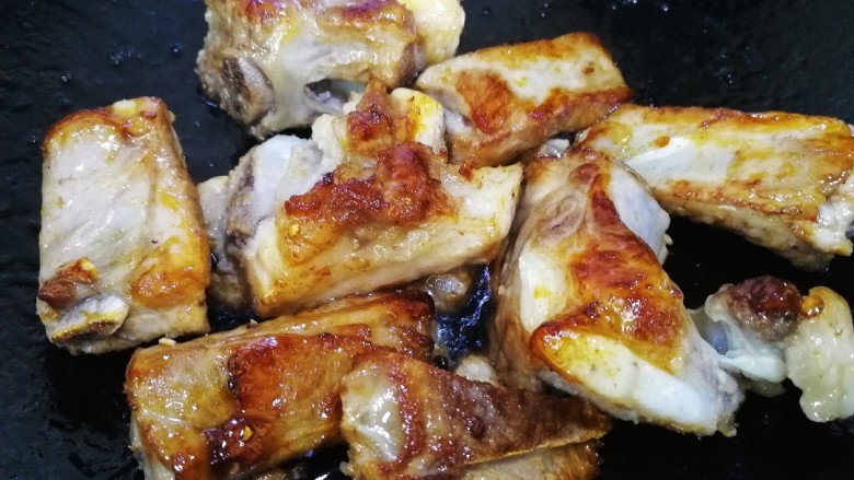 红烧土豆排骨,放入排骨,文火炒上色。