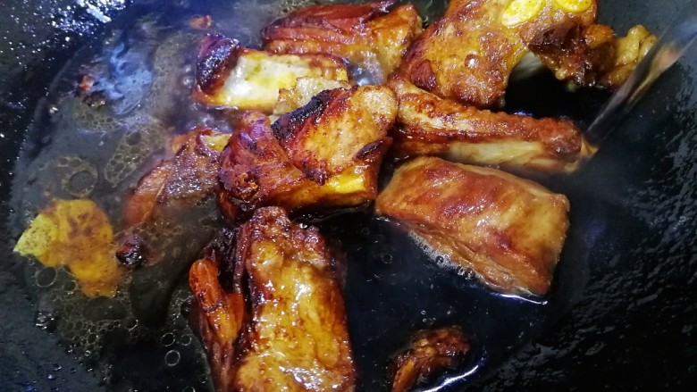 红烧土豆排骨,加适量开水,文火烧开。
