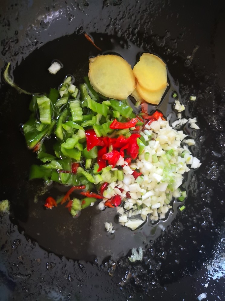 茄子炖土豆,锅留底油,放入葱姜蒜青红椒炒出香味
