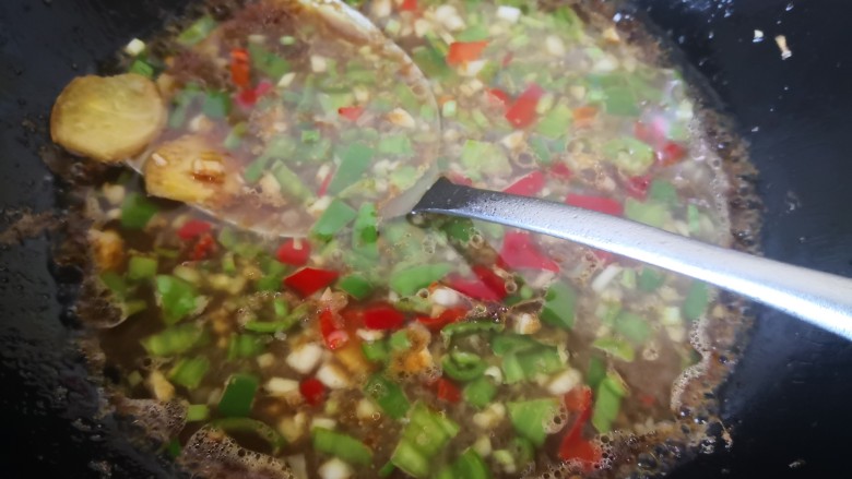 茄子炖土豆,放入调好的料汁,煮至浓稠