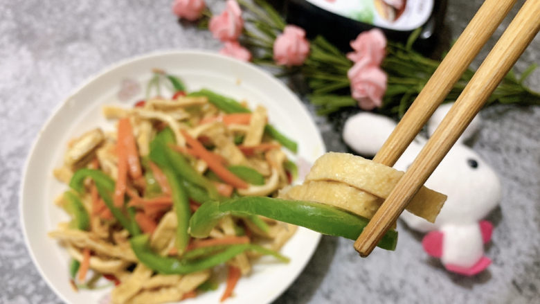 油豆腐炒青椒,素食也鲜美,吃的嘛嘛香