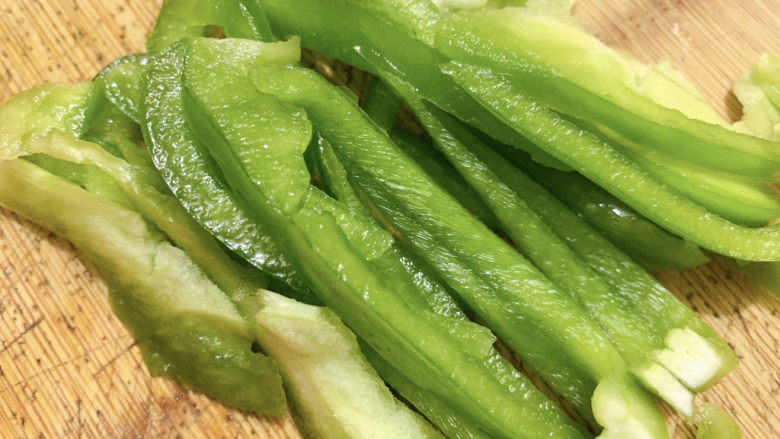 油豆腐炒青椒,同样青椒(不辣)