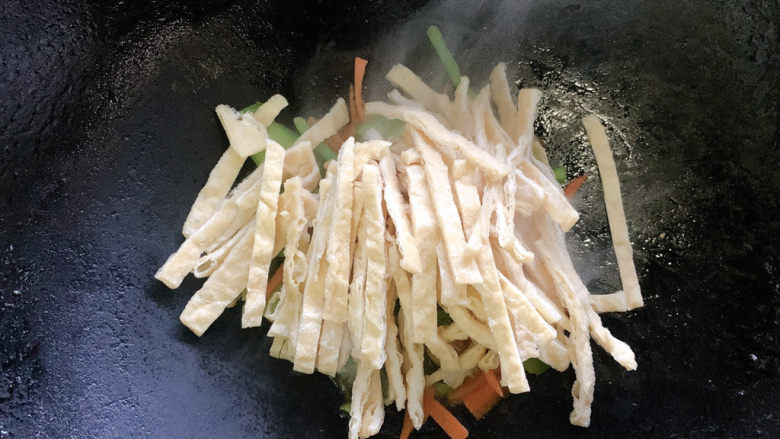 油豆腐炒青椒,然后加入油豆腐丝,