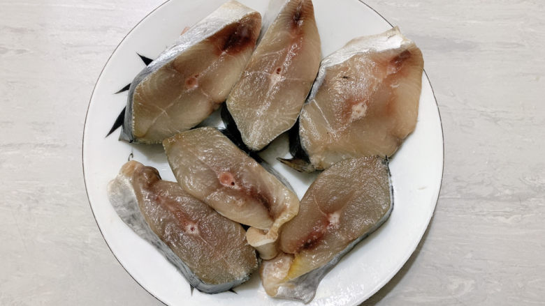 香煎鲅鱼,主要食材如图所示示意,<a style='color:red;display:inline-block;' href='/shicai/ 398'>鲅鱼</a>洗净并切块备用