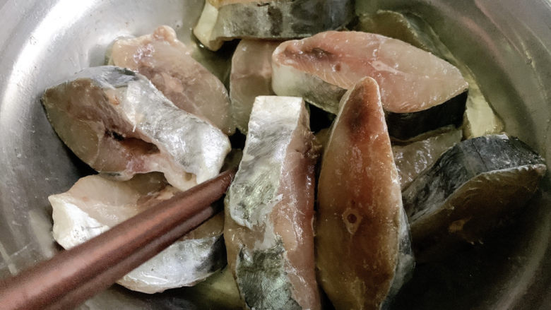 香煎鲅鱼,然后搅拌均匀,腌制8分钟左右入味。