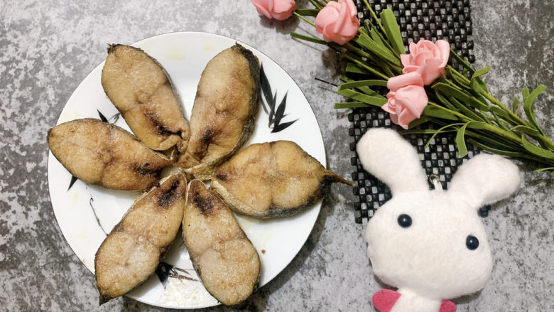 香煎鲅鱼,出锅即可食用,觉得口味不够重的还可以加些辣椒面、黑胡椒粉什么的