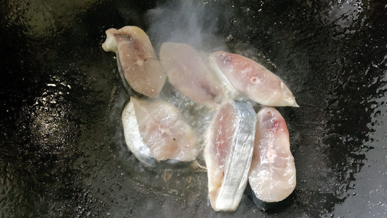 香煎鲅鱼,将鲅鱼块平铺到锅中,煎个30s左右定型后再翻面