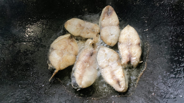 鲅鱼炖豆腐,如果煎上30s左右再翻面煎,切勿一入锅就翻面,那样鱼肉还没定型也比较容易散。然后双面变的干爽即可出锅备用,可以不用煎全熟,因为还要回锅炖煮。