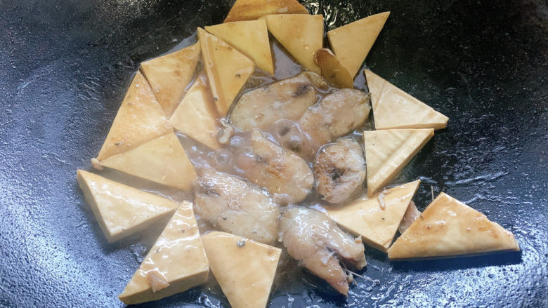 鲅鱼炖豆腐,然后小火炖煮,煮至鲅鱼完全成熟,且汁水基本收干