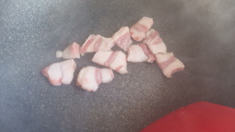 茄子炖土豆,锅里不放油,直接下入肥油煸炒出肥油