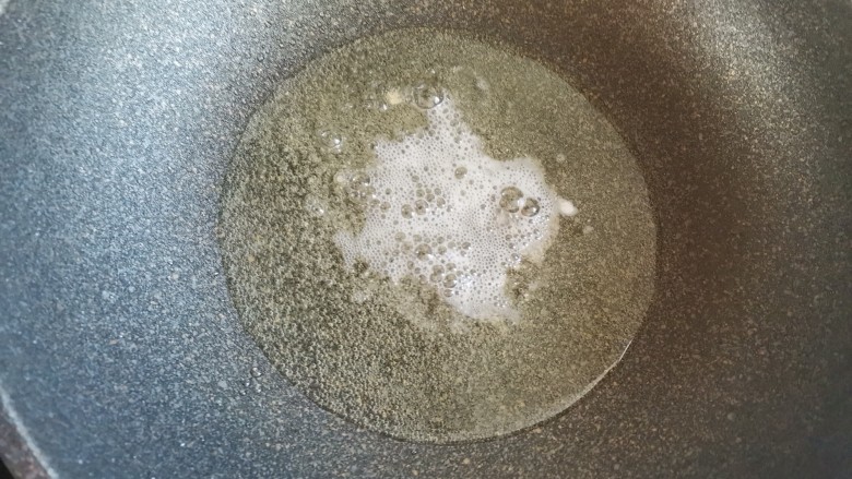 茄子炖土豆,起锅烧油,倒入平时炒菜多点的油