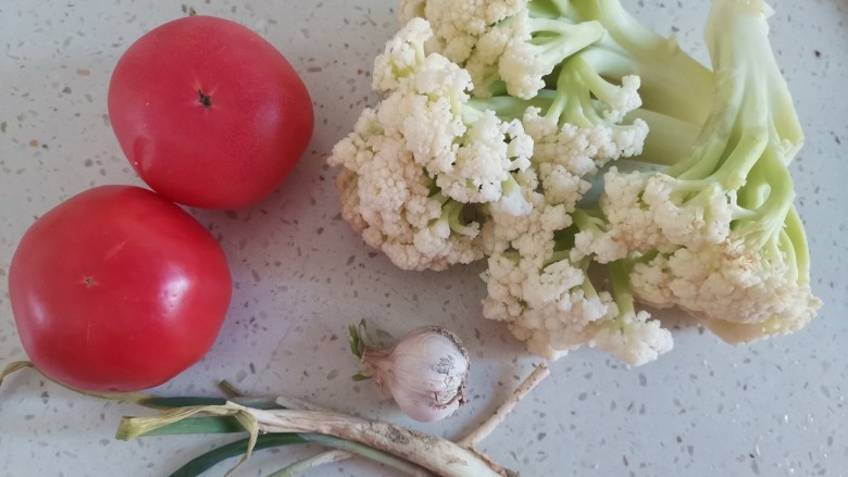 番茄花菜,准备食材备用