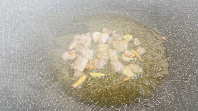 茄子粉丝煲,起油锅放入姜丝爆香,放入猪肉翻炒至变色