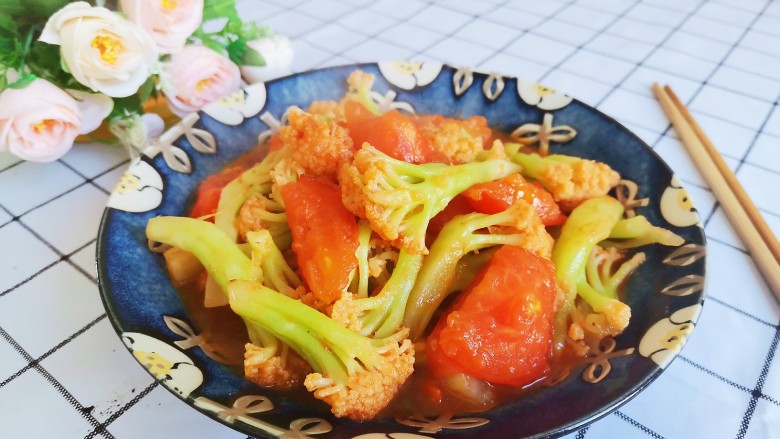 番茄花菜,盛入盘中,美味的番茄花菜就做好了