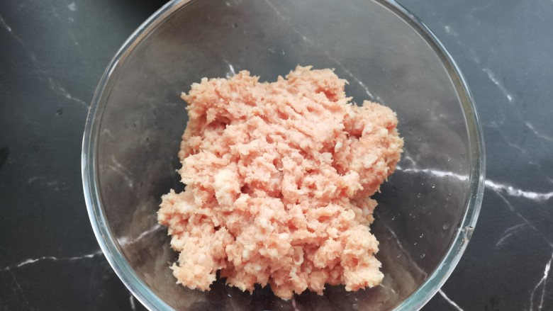 高压锅版的梅干菜肉烤饼,肉剁成肉末,装入大碗中