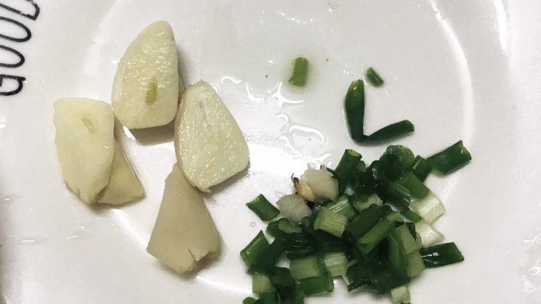 红烧土豆排骨,姜,葱,蒜切好备用