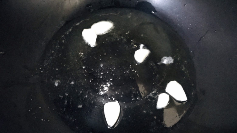 红烧土豆排骨,起油锅,下蒜炒出香味