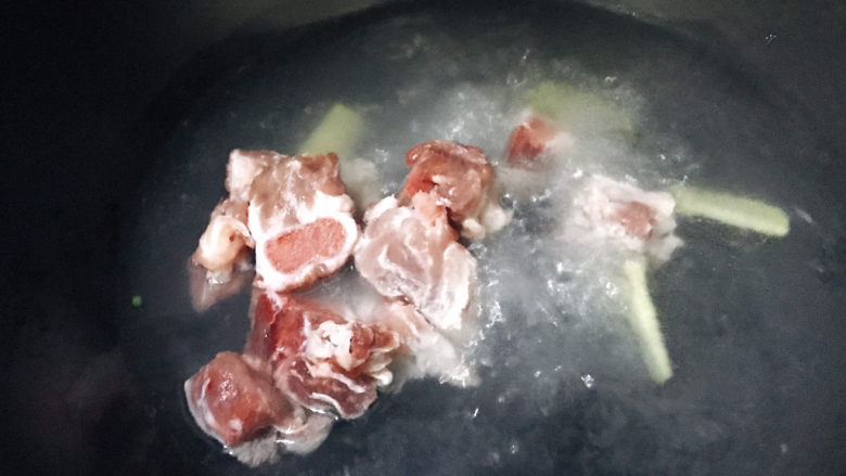 红烧土豆排骨,倒入洗干净的排骨,焯水约2分钟