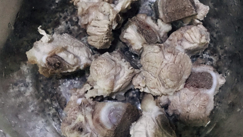 红烧土豆排骨,捞出,冲洗掉浮沫备用
