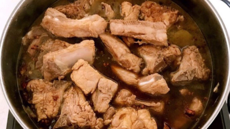红烧土豆排骨,加入开水,大火烧开后小火慢烧20分钟