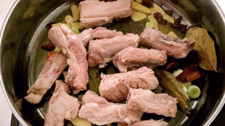 红烧土豆排骨,加入排骨,翻炒均匀
