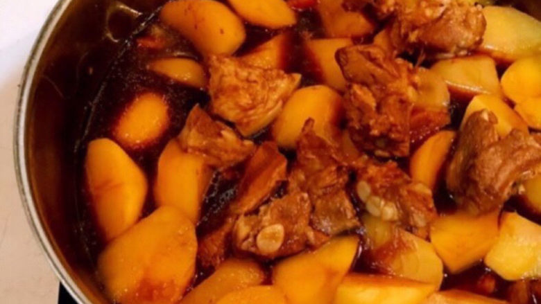 红烧土豆排骨,红烧土豆排骨鲜香可口,食材简单,好吃又好做,非常美味~