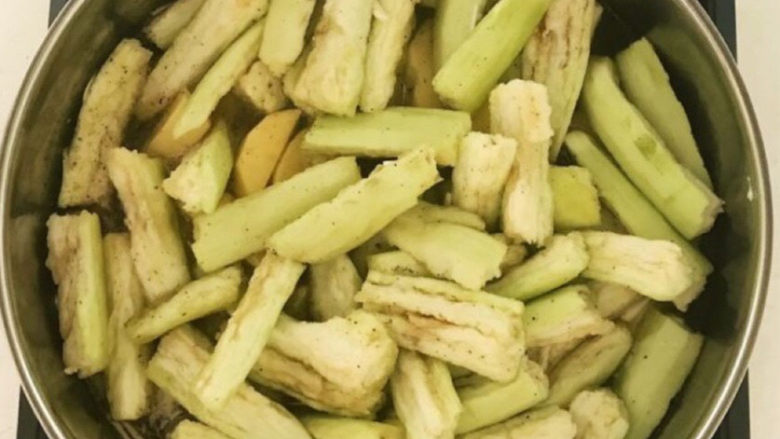 茄子炖土豆,加入适量开水,大火烧开后小火炖20分钟