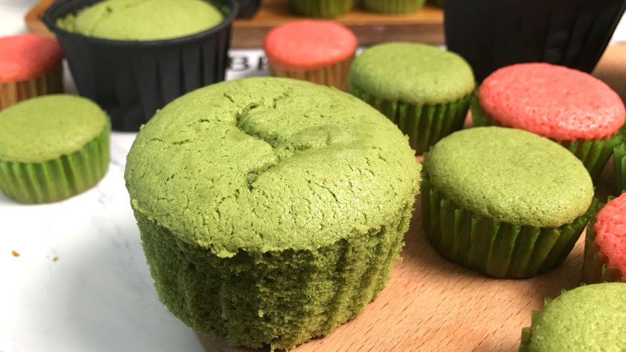 全蛋法双色海绵小蛋糕，小小的一个，可爱好吃，小朋友尤其喜欢。