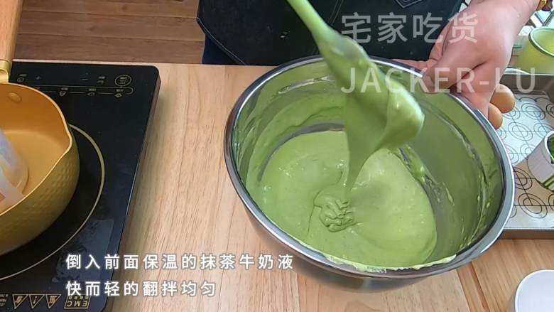 全蛋法双色海绵小蛋糕，小小的一个，可爱好吃，小朋友尤其喜欢。,翻拌至颜色均匀即可。