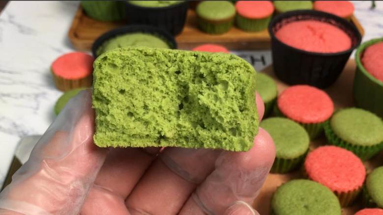 全蛋法双色海绵小蛋糕，小小的一个，可爱好吃，小朋友尤其喜欢。,口感比戚风更密实些，做起来也相当简便，不要那么些盆盆碗碗，只要一个打蛋盆就搞定了。