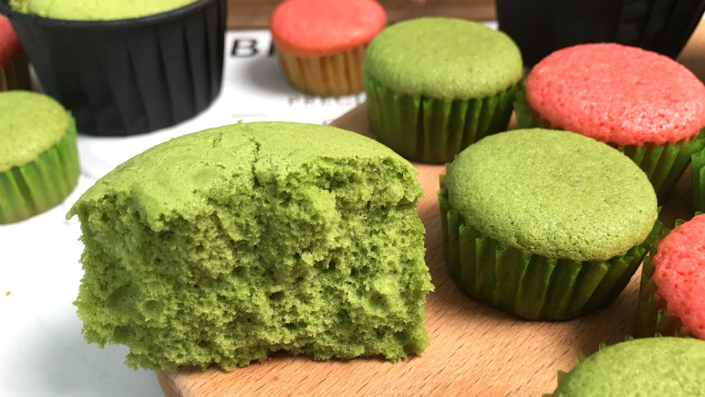 全蛋法双色海绵小蛋糕，小小的一个，可爱好吃，小朋友尤其喜欢。,海绵蛋糕的难点在于全蛋打发，打发不到位会很快消泡，做出来的蛋糕就不是那么松软。但是只要你掌握好这些知识点，就一定可以像我一样做出松软好吃的海绵蛋糕。