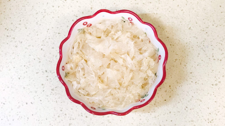 银耳小米粥,<a style='color:red;display:inline-block;' href='/shicai/ 232'>银耳</a>洗净,去掉根部