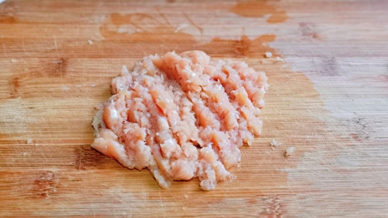肉末蒸茄子,<a style='color:red;display:inline-block;' href='/shicai/ 101'>鸡胸肉</a>洗干净,剁成肉糜。