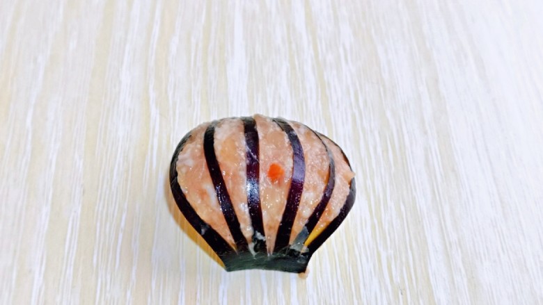 肉末蒸茄子,塞好后,再把上面的肉糜用手轻轻按平整一些。